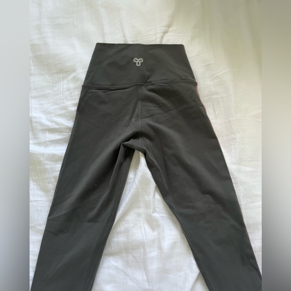 TNA dark grey leggings with stripe design on the side - Picture 6 of 6